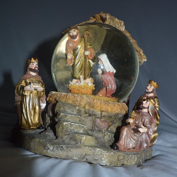 Christmas decor Nativity Jesus Mary Musical Glitter Globe - Picture 1 of 3